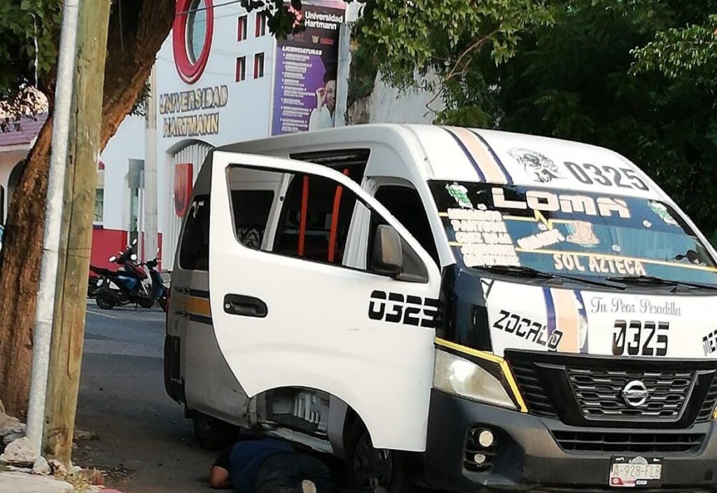 Bajan de una urvan a un hombre y lo ejecutan a balazos, en Iguala