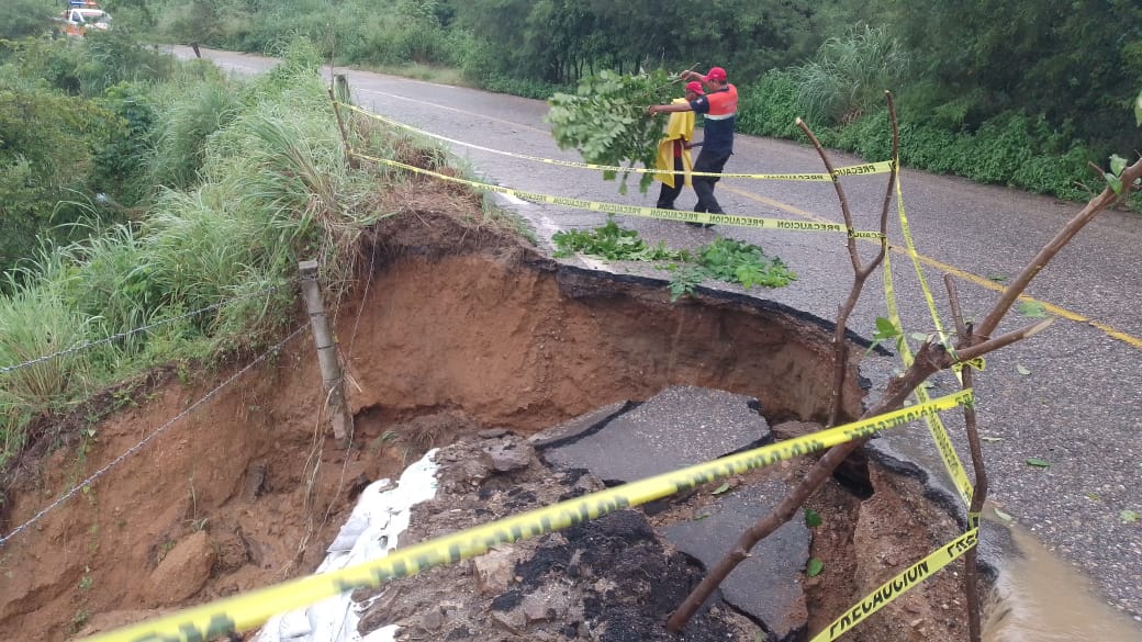 Colapsa un tramo de la carretera Ometepec-San Juan de Los Llanos