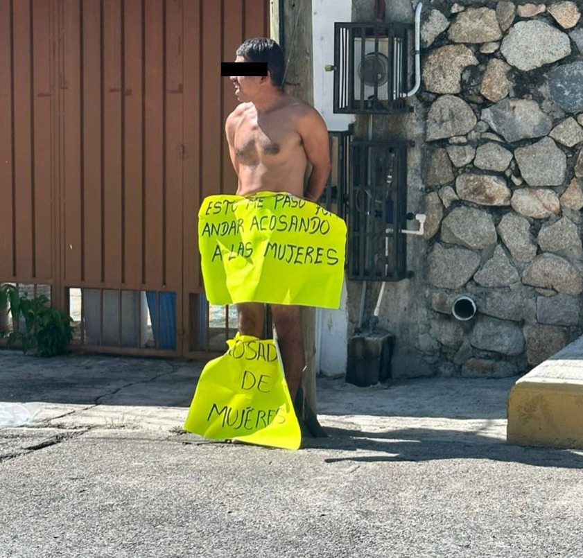 Lo acusan de acosador de mujeres… Dejan a un hombre desnudo amarrado de un poste con dos cartulinas, en Acapulco