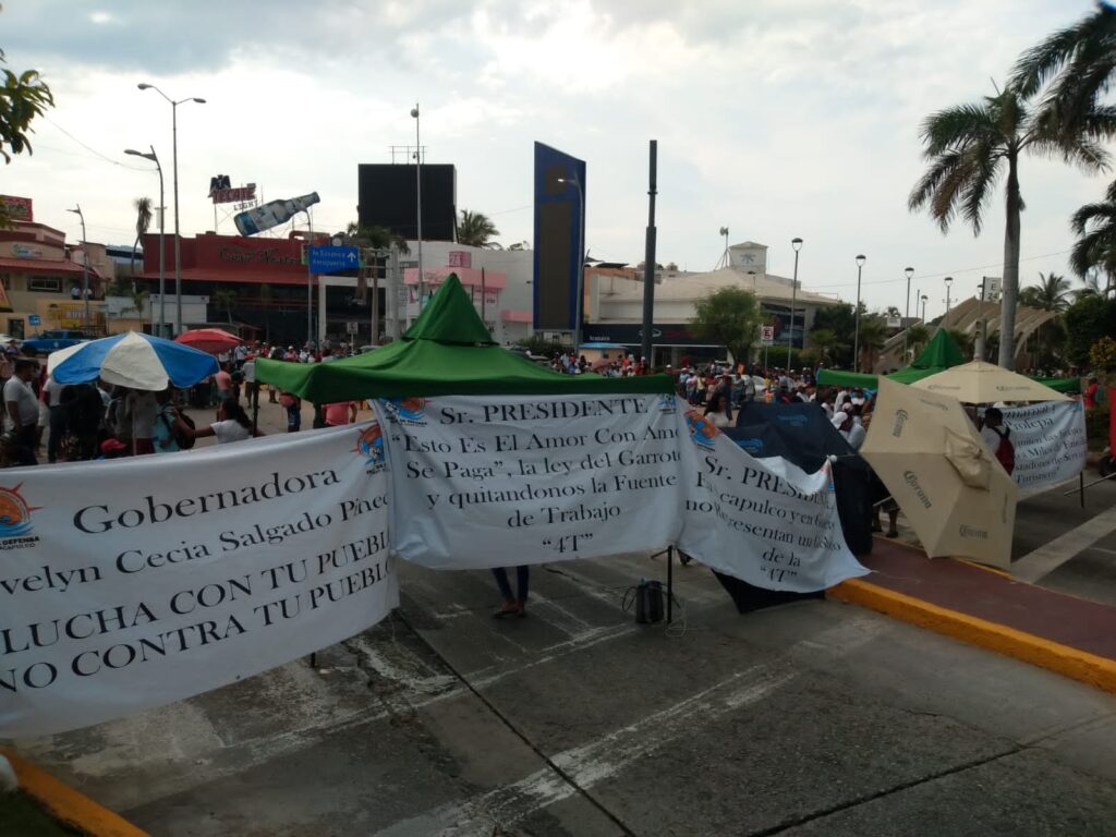En Acapulco… Colapsan prestadores de servicios la avenida Costera durante 4 horas