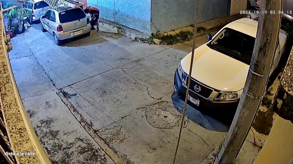 En Chilpancingo… Capta una cámara a un sujeto robando herramientas de un auto