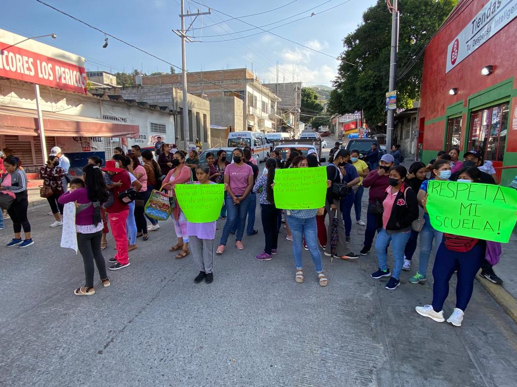 En Chilpancingo… Bloquean vialidad padres de familia de la primaria José Martí