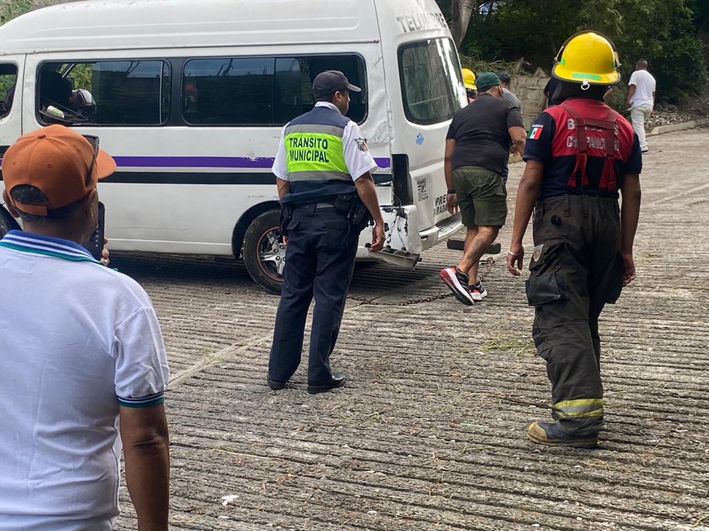Vuelca urvan tras quedarse sin frenos, en Chilpancingo