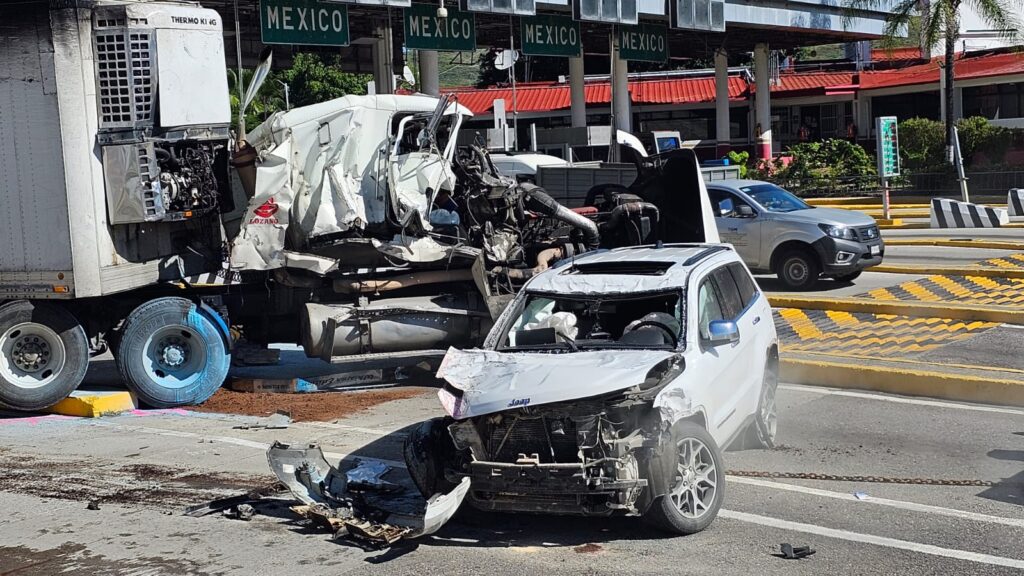En la Autopista del Sol… Tráiler embiste a dos vehículos y un muro de la caseta de Palo Blanco; 4 lesionados