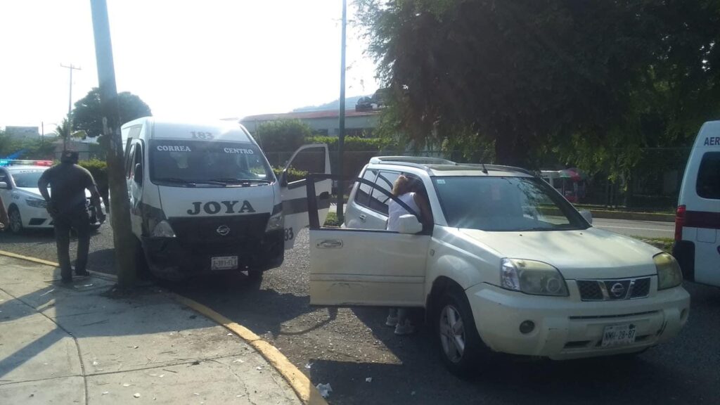 Tres pasajeros lesionado al chocar camioneta contra una Urvan
