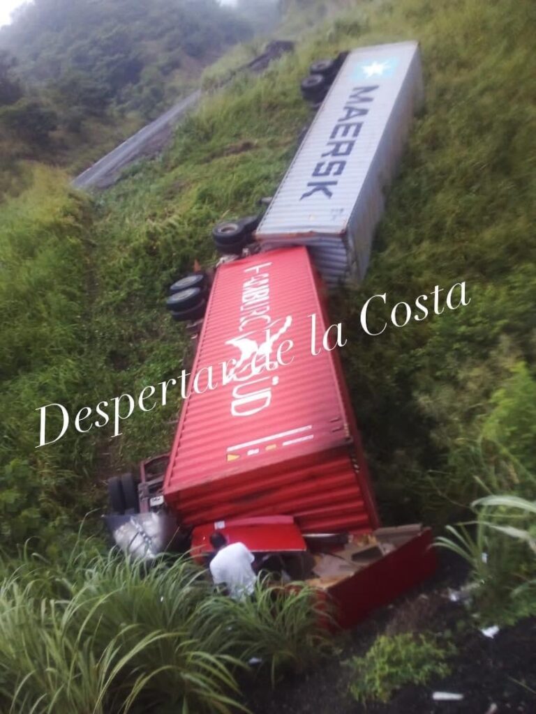 Muere operador de trailer en volcadura tras salir de la autopista Siglo XXI