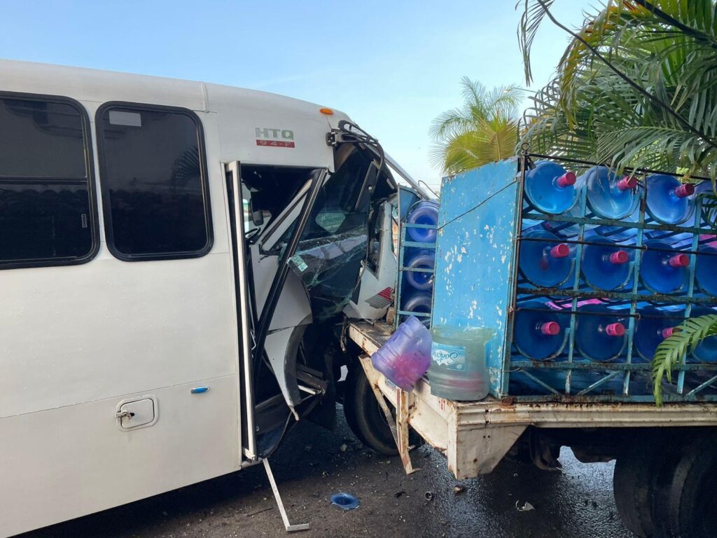 Se estampa camión del hotel Krystal Ixtapa con una camioneta estacionada