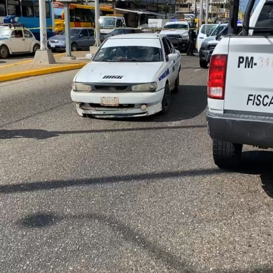 Persiguen y ejecutan a balazos al chofer de un taxi, en Acapulco