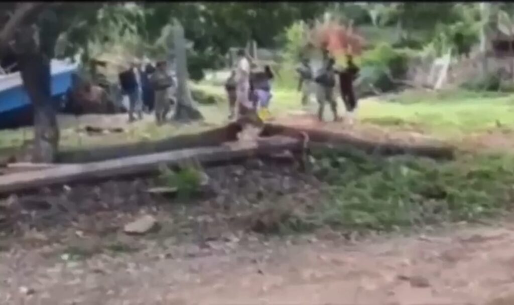 Marinos capturan a 6 sujetos tras bajar de una lancha, en Tecpan