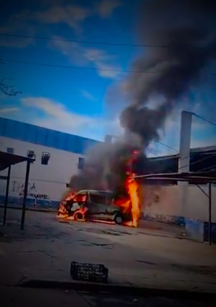 En Iguala… Hieren a balazos a chófer e incendian su urvan