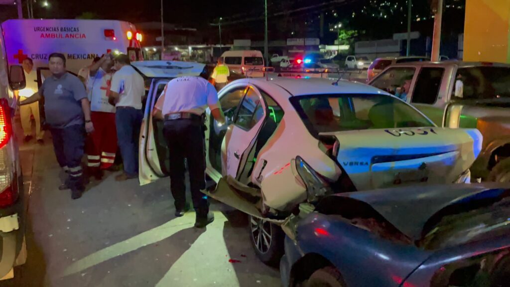 Tres lesionados por choque múltiple en Paseo de Zihuatanejo