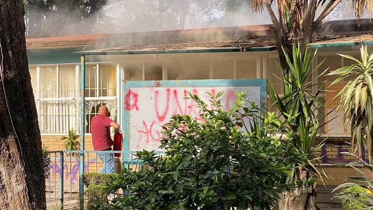 CDMX: Actos vandálicos en el CCH Azcapotzalco dejan en estado grave a dos maestras