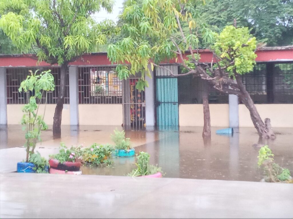 Maestros y padres de secundaria Quetzalcoatl en Petatlán solicitan ayuda por inundaciones