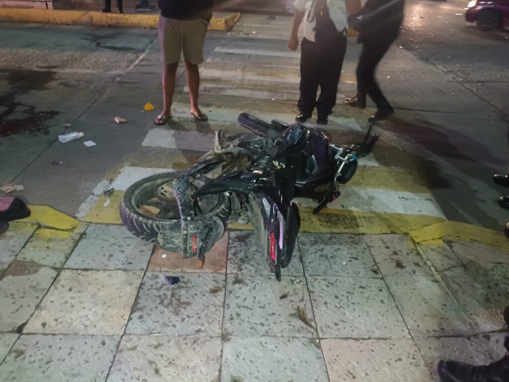Urvan pasajera arrolla a motociclista en el Centro de Zihua
