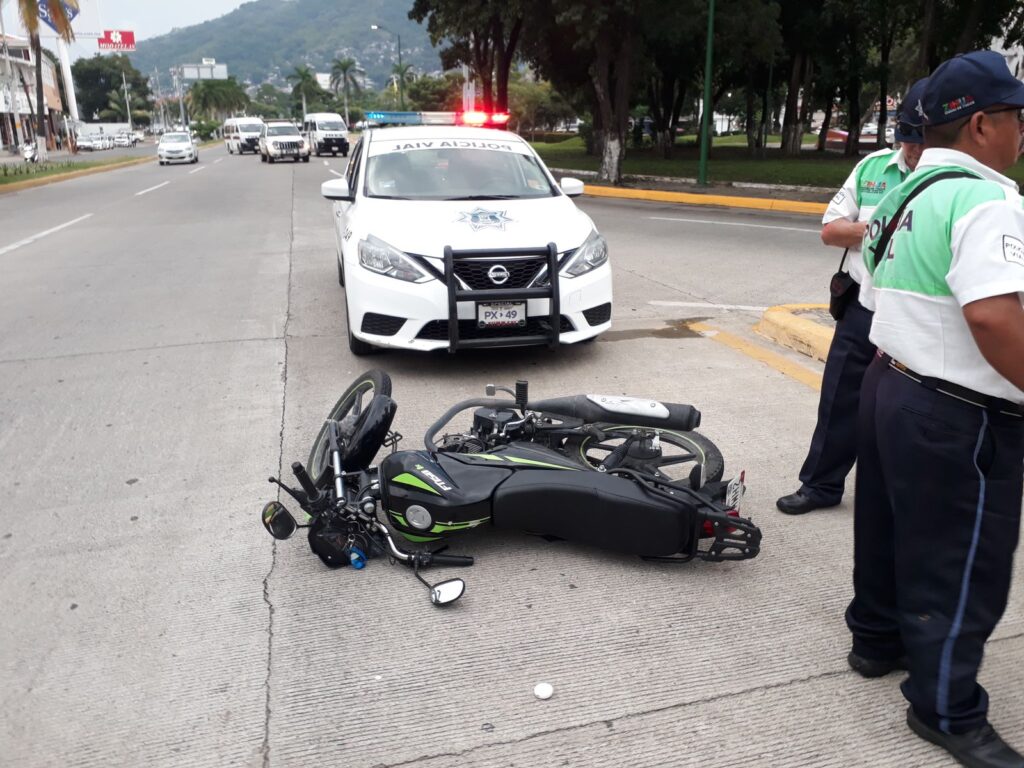 Vehículo choca a motociclista y lo lesionada en Paseo de Zihuatanejo
