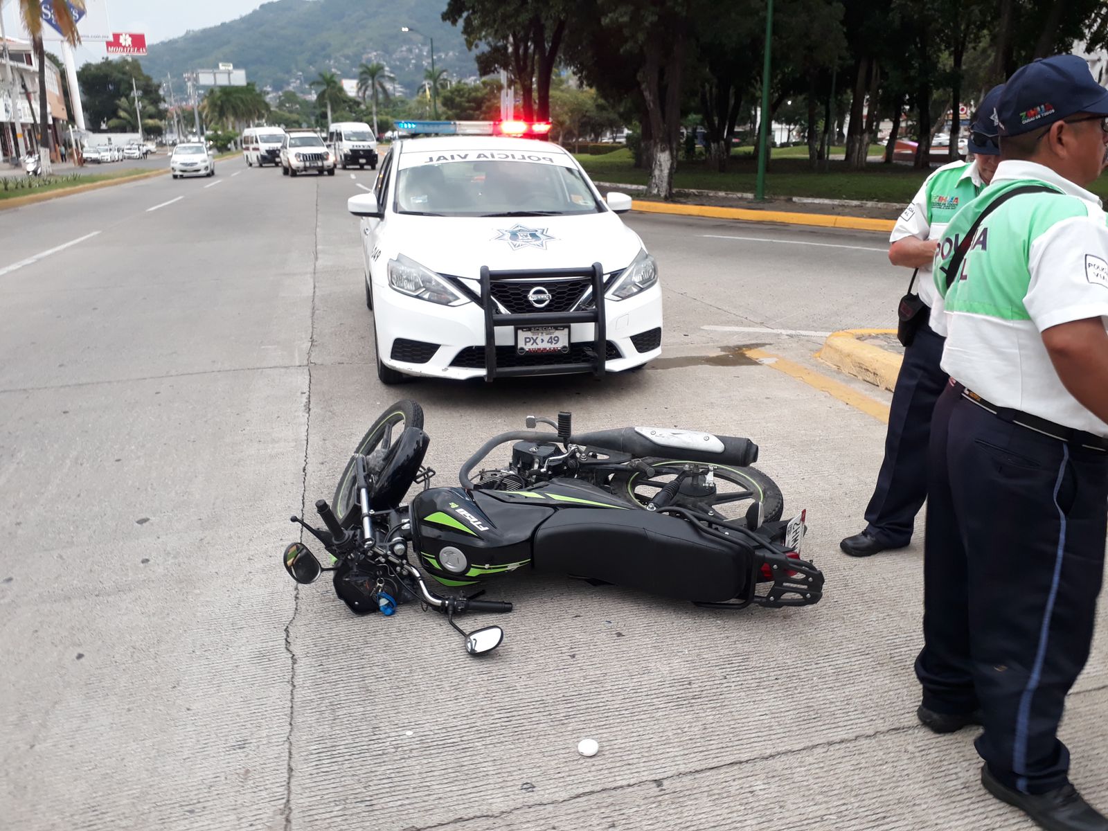 Vehículo choca a motociclista y lo lesionada en Paseo de Zihuatanejo