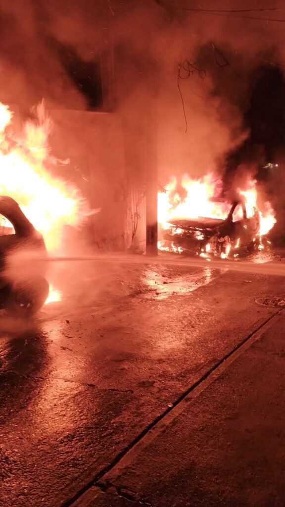 En Acapulco… Incendiaron tres vehículos