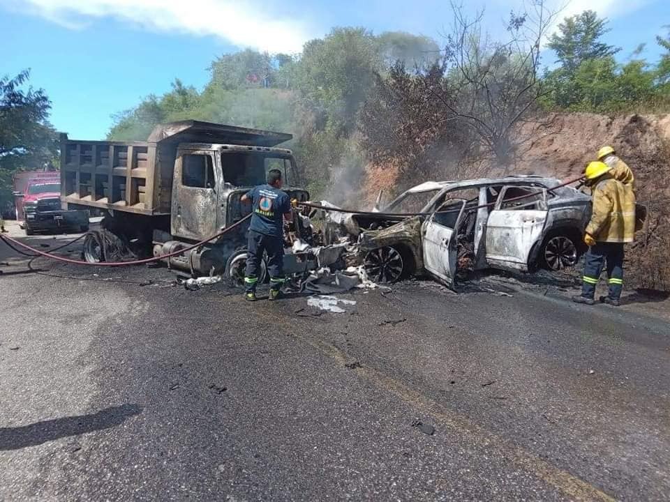 Mueren 4 Personas Calcinadas Tras Chocar Camioneta Con Camión De Volteo