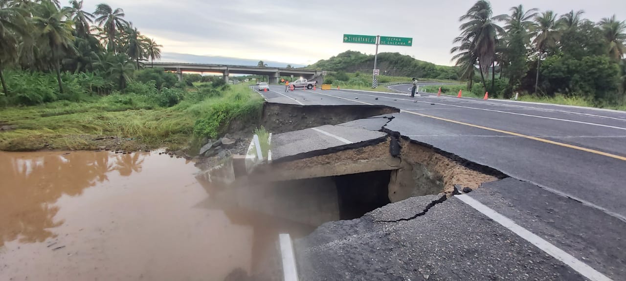 Así quedo la carretera federal Aca-Zihua; no hay paso en Tecpan