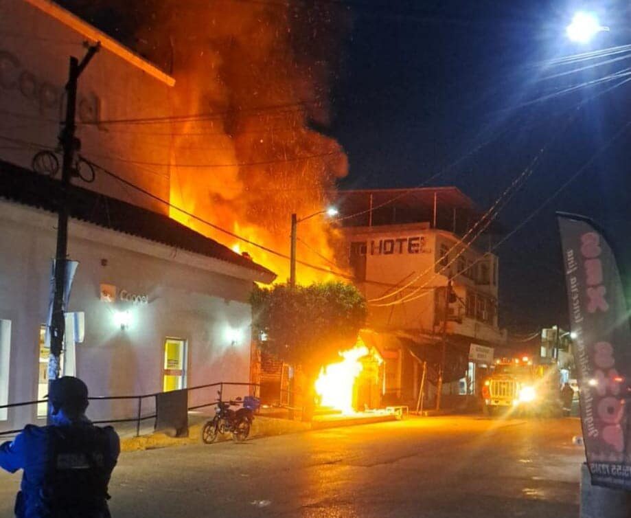 Se incendia pollería y globería en Petatlán