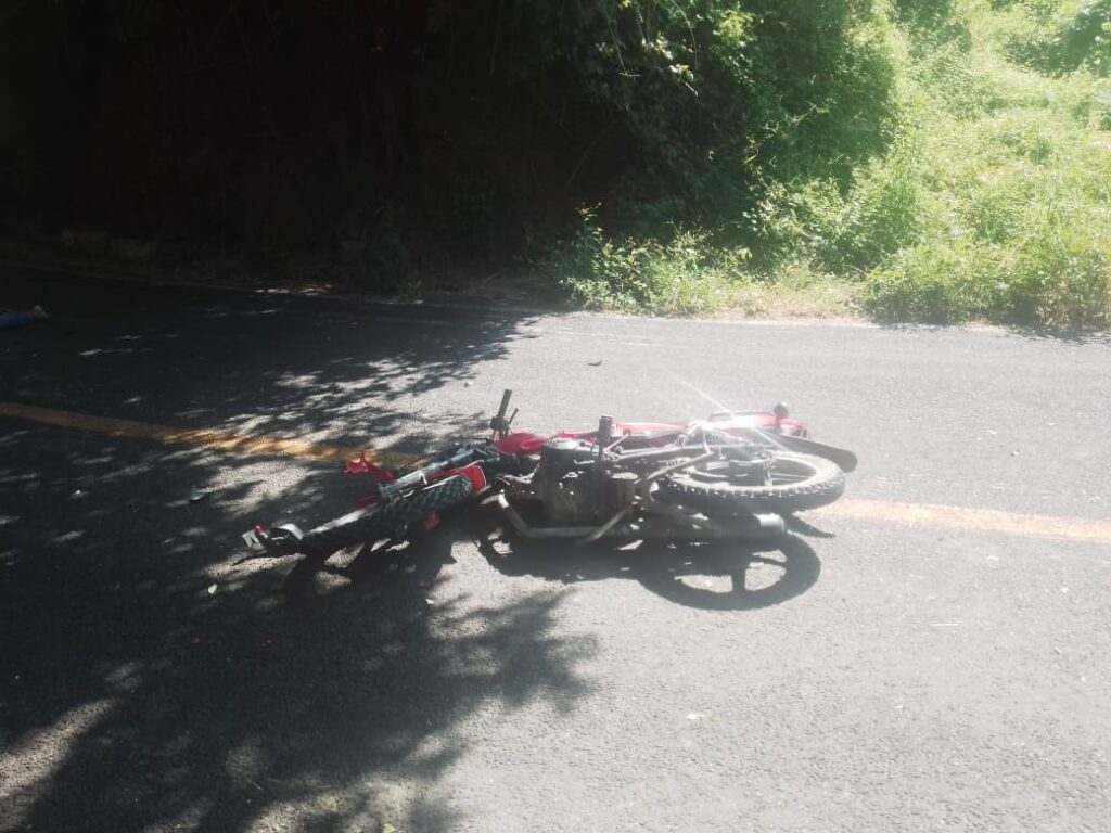 Choca su motocicleta con un vehículo en el rancho de las gemelas
