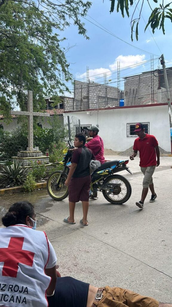 Queda inconsciente al caer de motocicleta en en la colonia Acapulquito, cerca del puente del Ticui