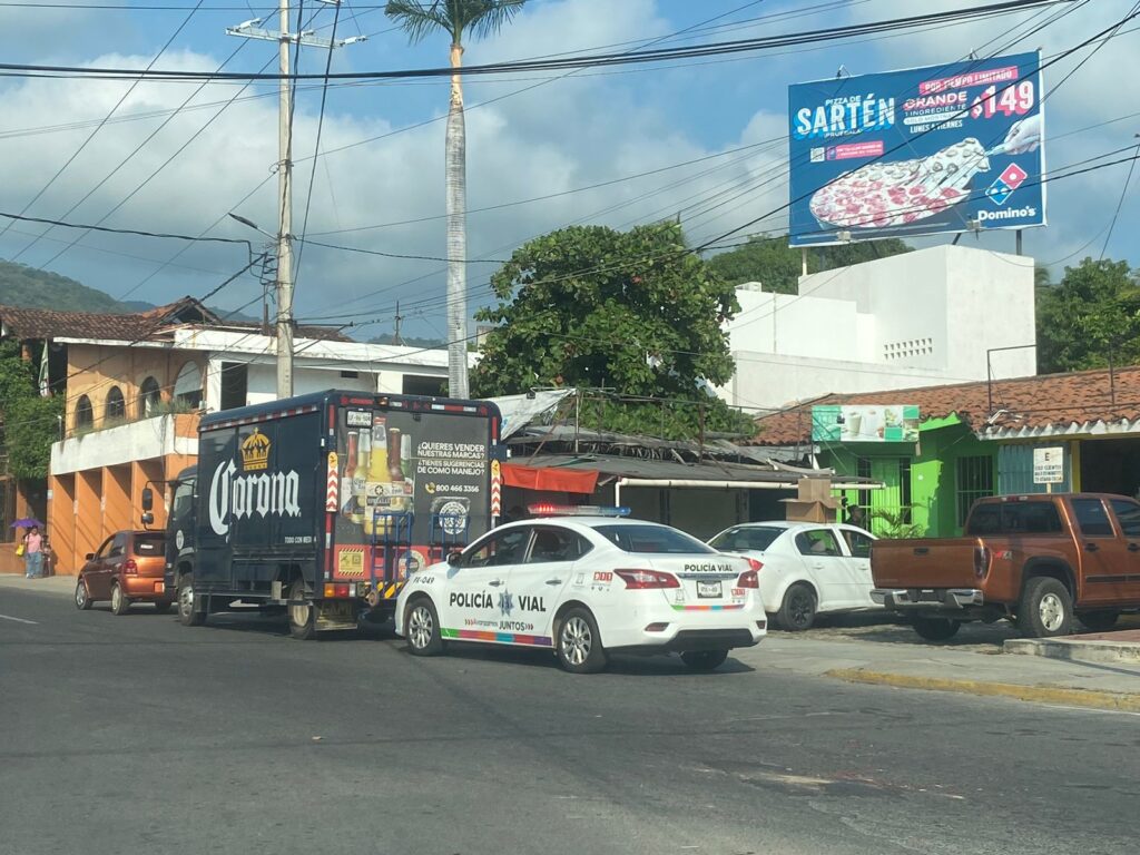 Camión de la Corona choca contra un auto compacto