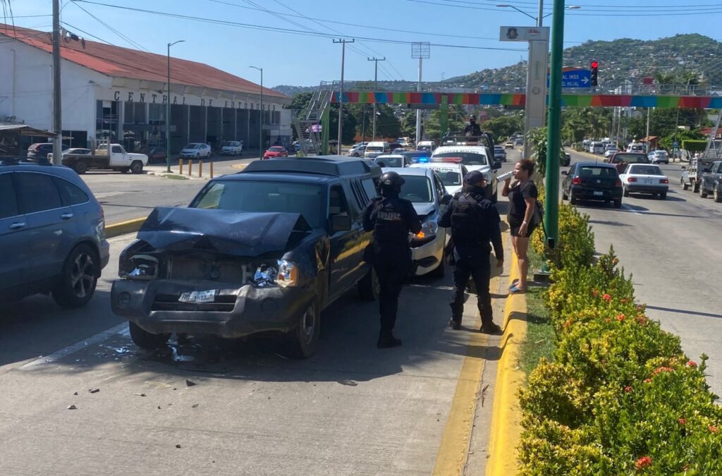 Chofer provoca carambola de cinco vehículos