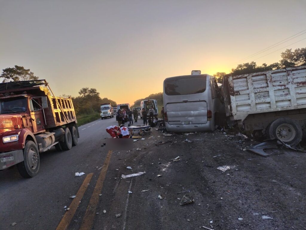 Choque entre un autobús y un volquete en la carretera Chetumal-Escárcega deja seis personas muertas y 23 heridos