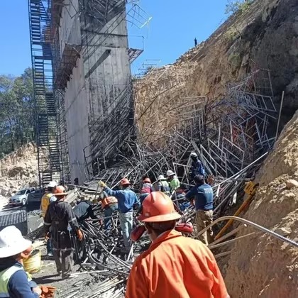 Desplome de andamio deja a cuatro trabajadores atrapados en Hidalgo