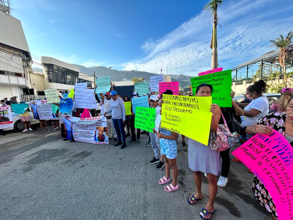 Bloquean la Costera familiares de capitanes y tripulantes desaparecidos, en Acapulco