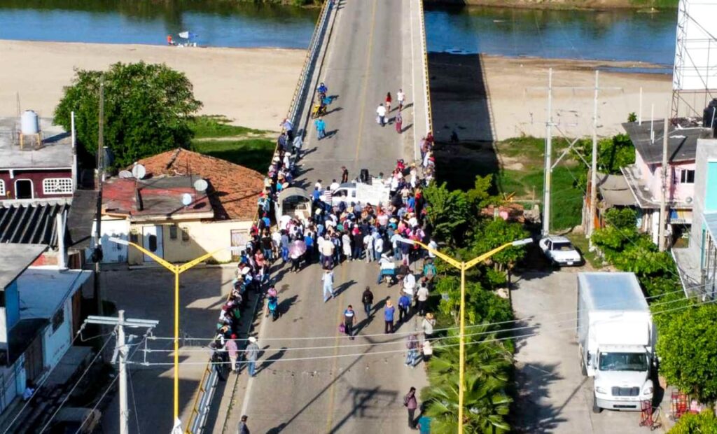 Cumplieron su advertencia… Bloquean carretera de Costa Chica; piden se esclarezca asesinato de Bruno Plácido