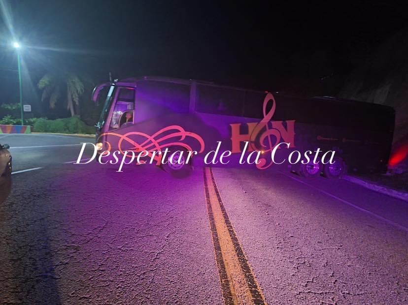 Autobús cargado de despensas queda atravesado en la Acapulco-Zihuatanejo