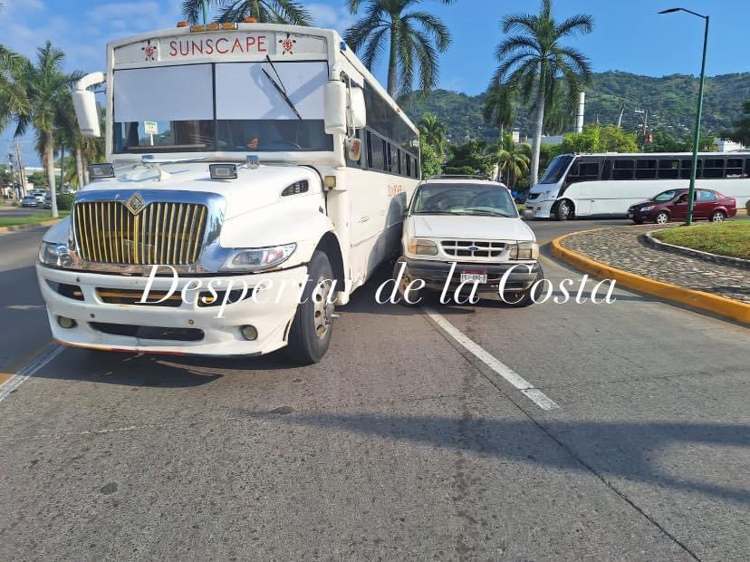 Camioneta se impacta contra microbús del SunsCape en la fuente del Sol