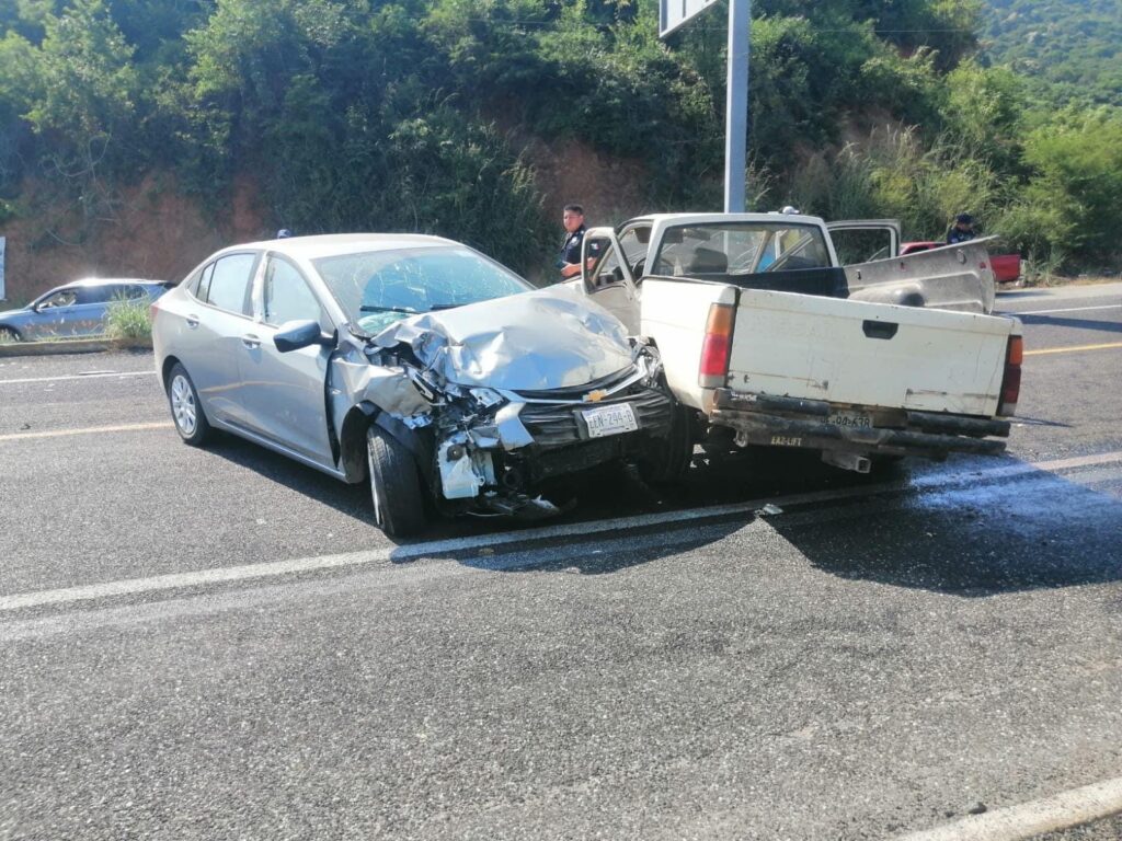 Encontronazo vial en el entronque de Troncones