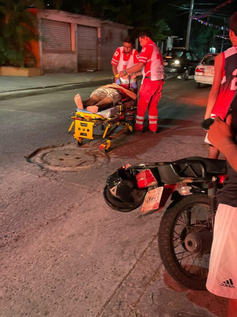 Joven lesionado al caer de una camioneta en movimiento