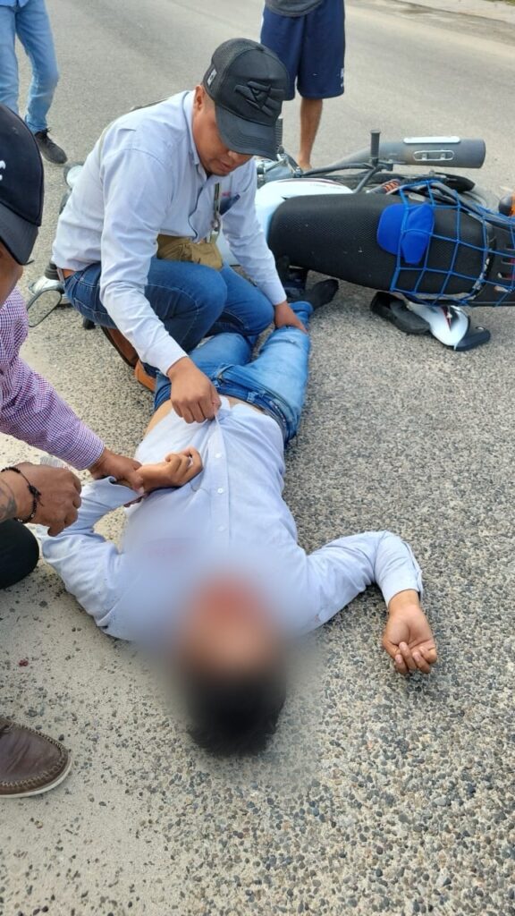 Joven derrapa en su motocicleta en la que se trasladaba en Atoyac