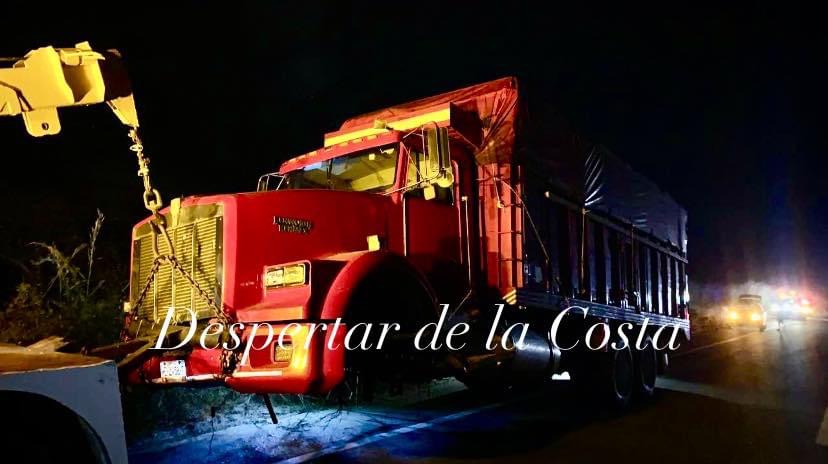 Torton se sale de la carretera Acapulco-Zihuatanejo