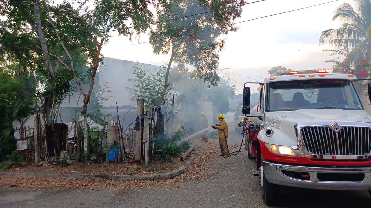Se incendia bodega de carpintería de un taller mecánico