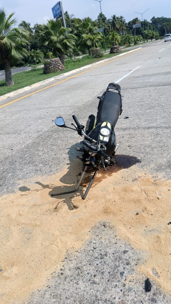 Motociclista lesionado en choque en entronque de playa Larga