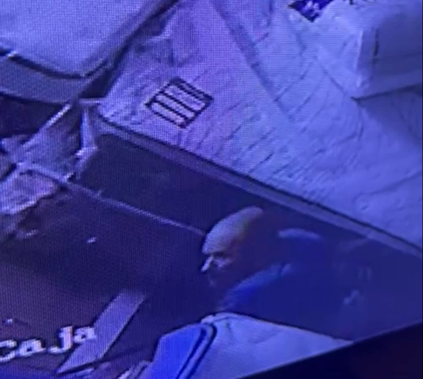 Ladrón roba en mueblería en el Centro de Zihuatanejo