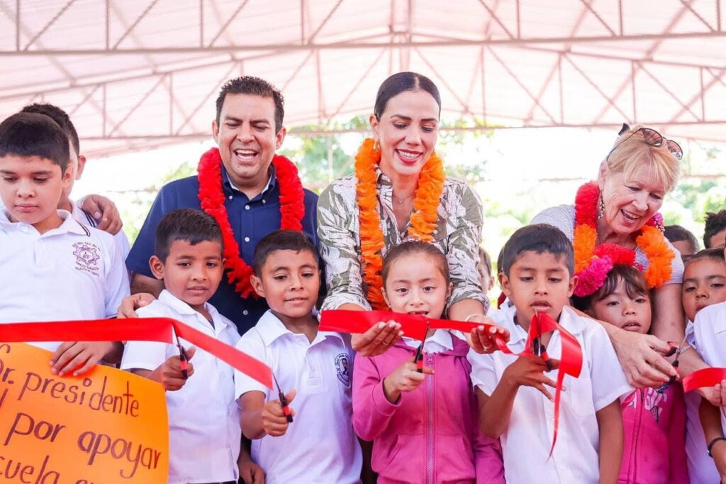 Presidente Jorge Sánchez entrega techado en primaria de Vallecitos