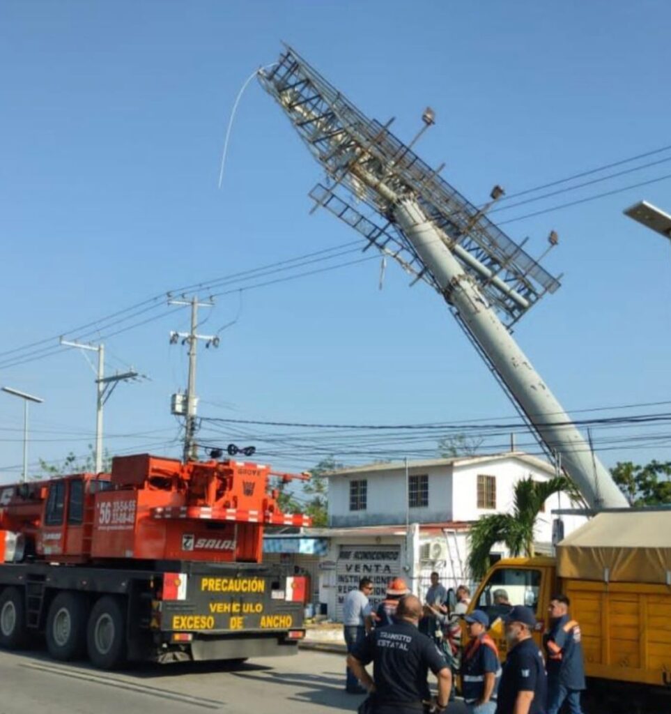 Intensifica Evelyn Salgado recuperación de Acapulco con trabajos de limpieza nocturna y retiro de espectáculares colapsados