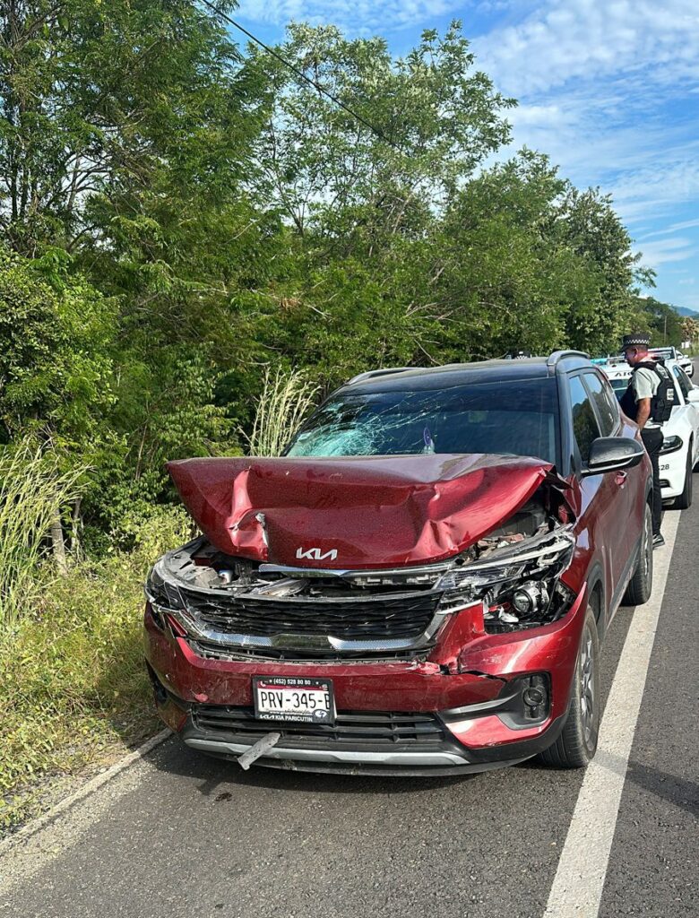 Chocan camionetas en el entronque de Pantla