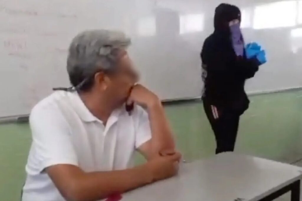 Mujeres encapuchadas golpean a profesor señalado de acoso en CDMX