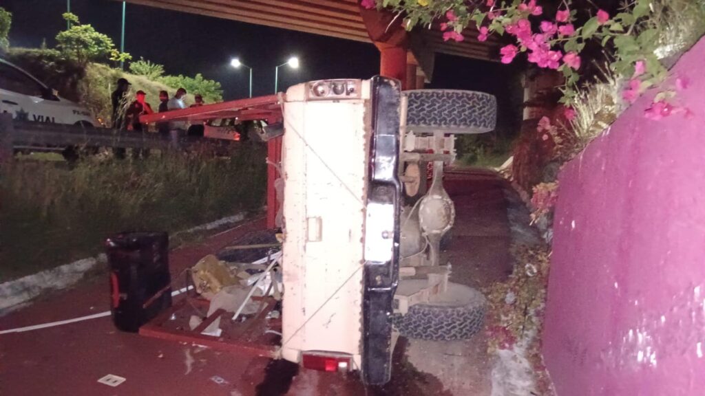 Camioneta volcó sobre la ciclopista de Ixtapa