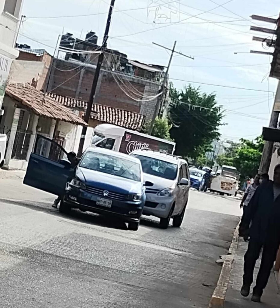 Percance automovilístico causa caos vial en Atoyac
