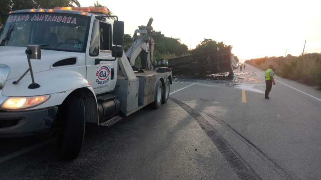 Volcó camión con cristales al chocar con una camioneta en Tecpan
