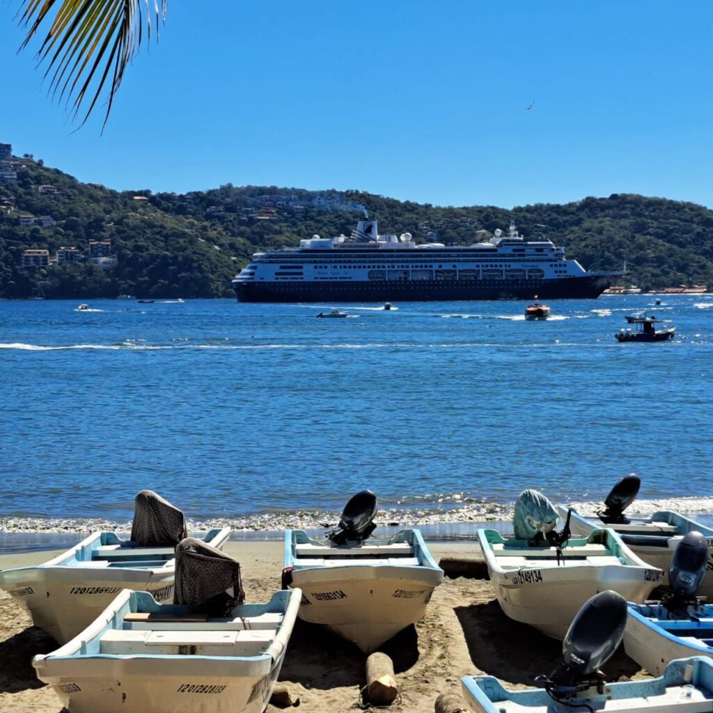 Llega el crucero Volendam con más de 2 mil pasajeros a playas de Zihuatanejo.