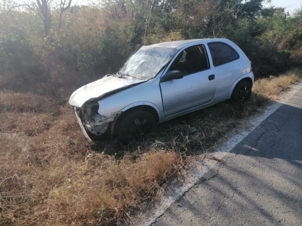 Auto compacto es abandonado tras estamparse con un poste en San Miguelito 